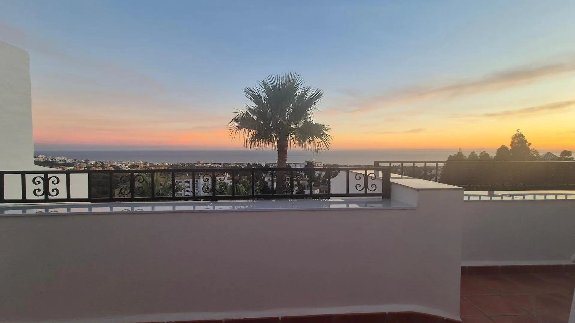 Apartment Luxury Duplex Penthouse 2 Living Rooms 3 Double Bedroom 4 Beds 4 Terraces Outstanding Sea & Mountain Views Sitio de Calahonda