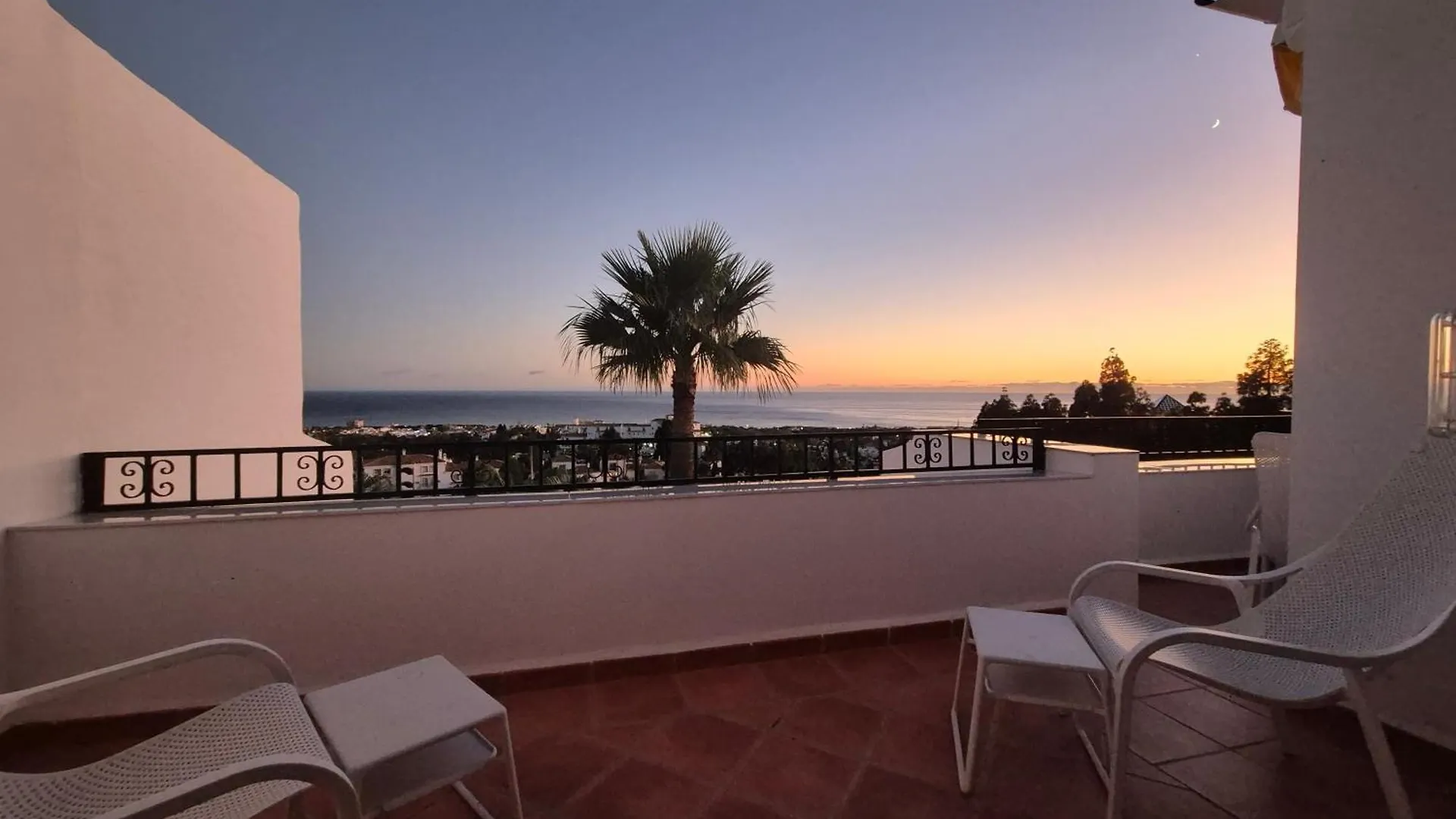 Luxury Duplex Penthouse 2 Living Rooms 3 Double Bedroom 4 Beds 4 Terraces Outstanding Sea & Mountain Views Sitio de Calahonda
